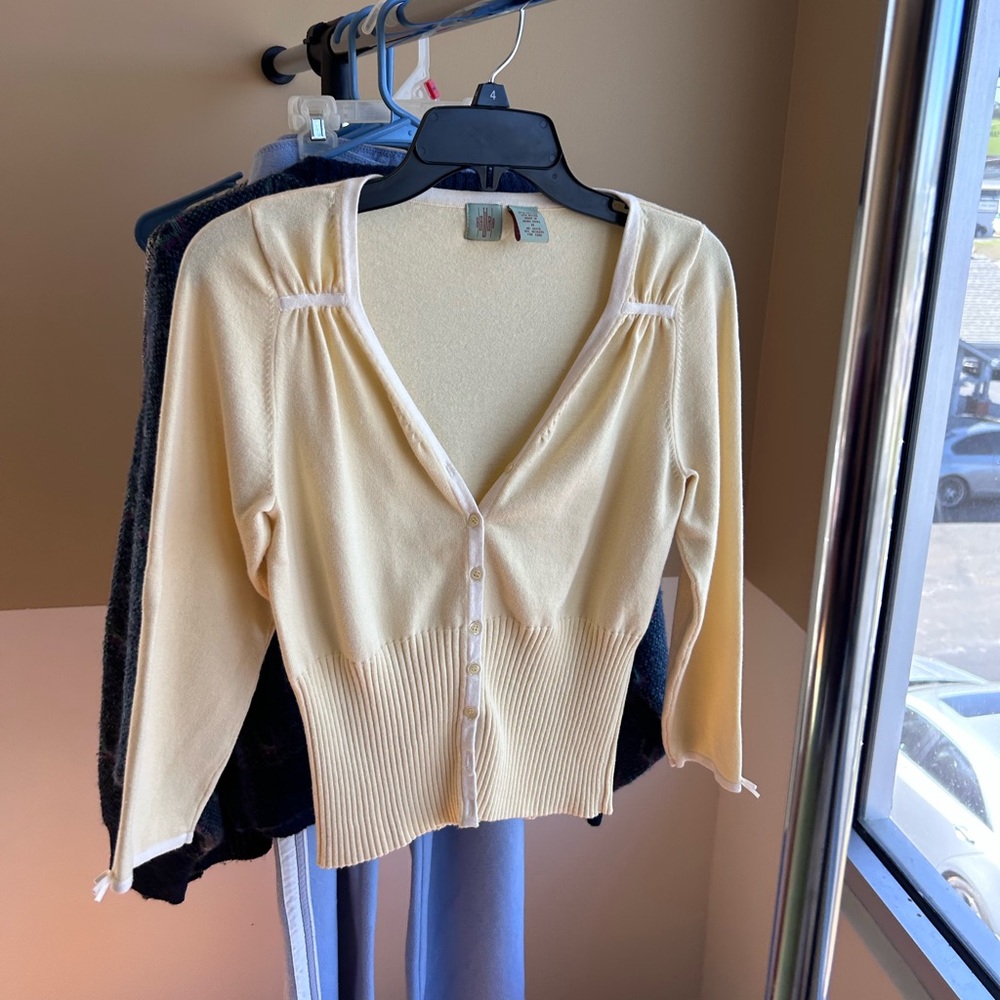 ADORABLE pale yellow coquette button up cardigan ✰